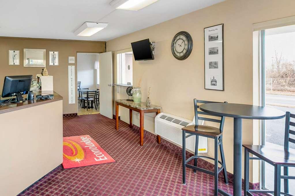 Econo Lodge Northeast Рединг Интериор снимка