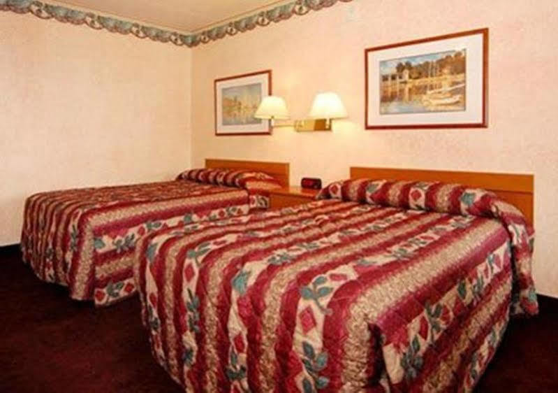 Econo Lodge Northeast Рединг Екстериор снимка